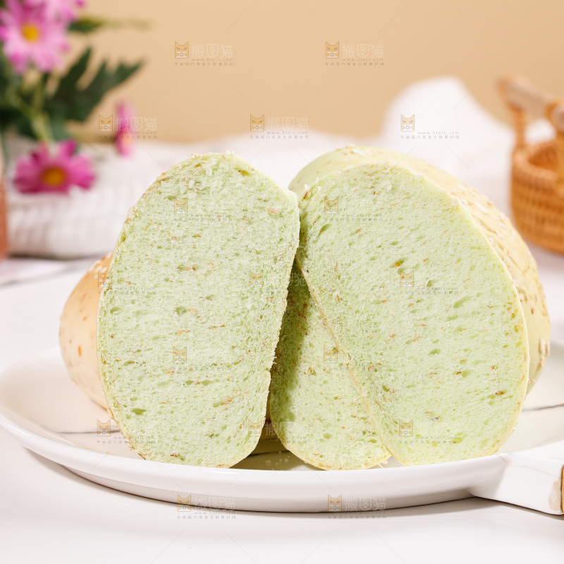 盘子里摆放着粗粮面包