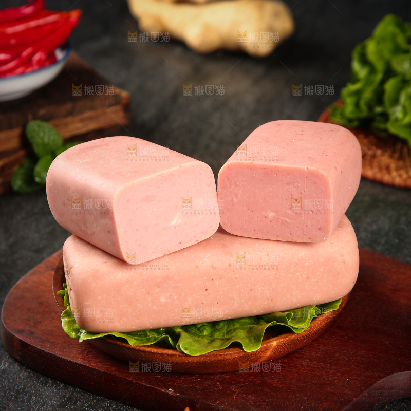 木板上放着一盘午餐肉