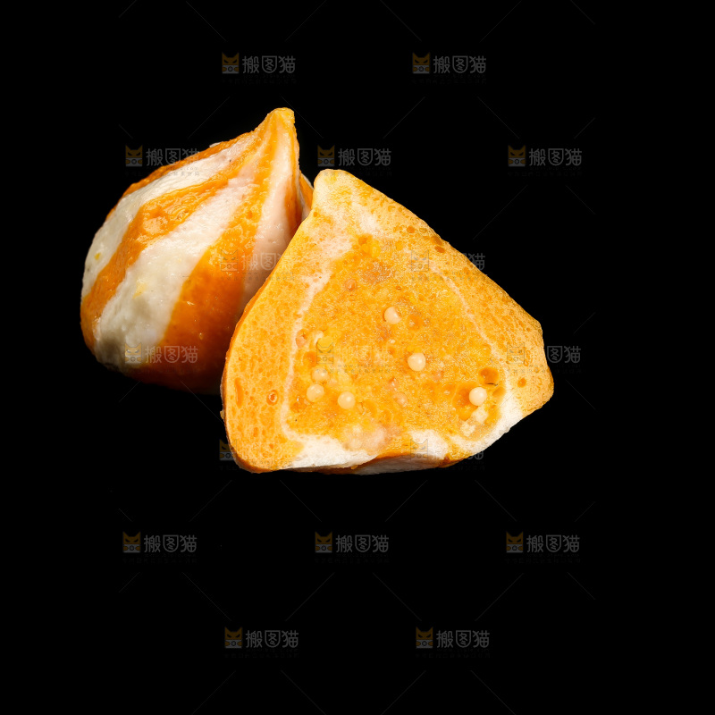 黑底上切开的鱼籽包