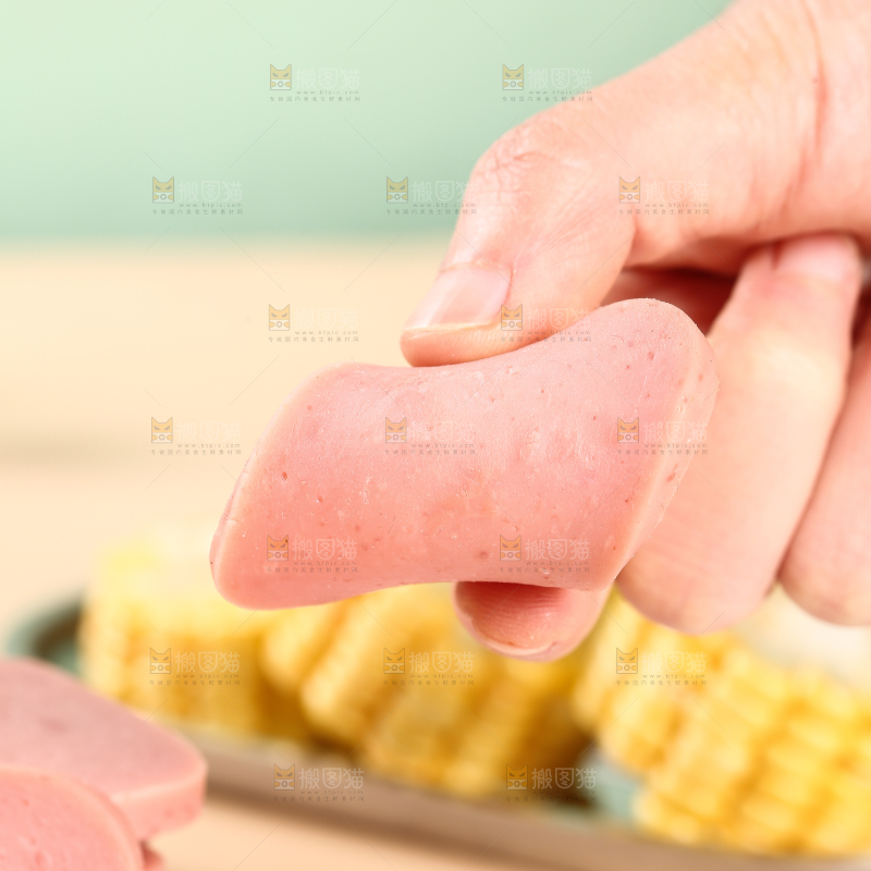 手里拿着火腿肠