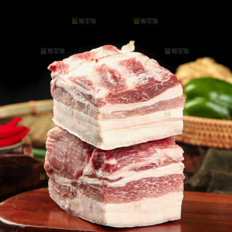 木板上放着五花肉