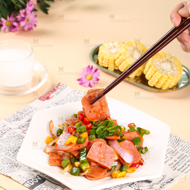 筷子上夹着午餐肉
