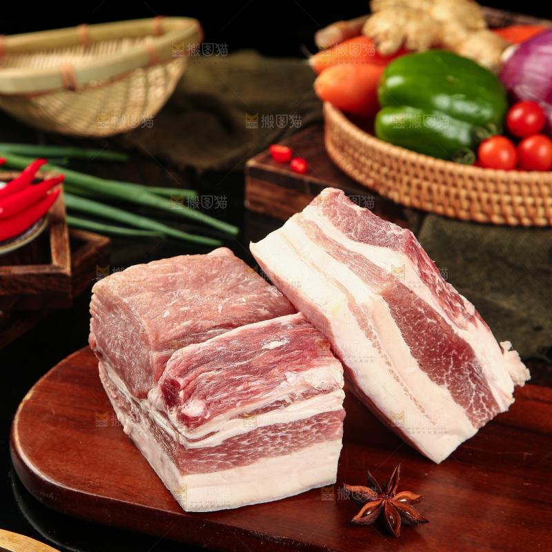 木板上放着带皮五花肉