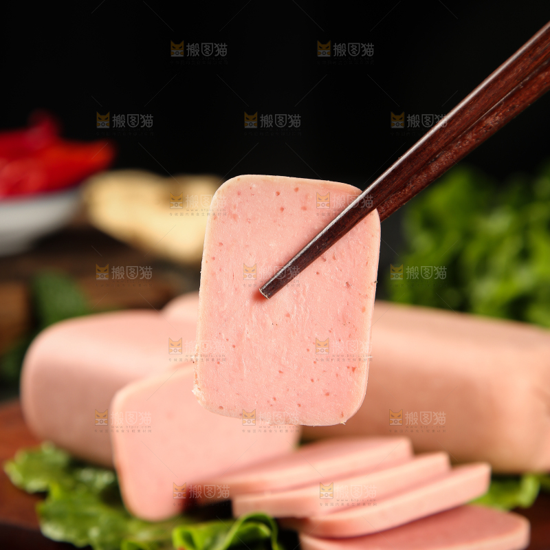 筷子上夹着午餐肉