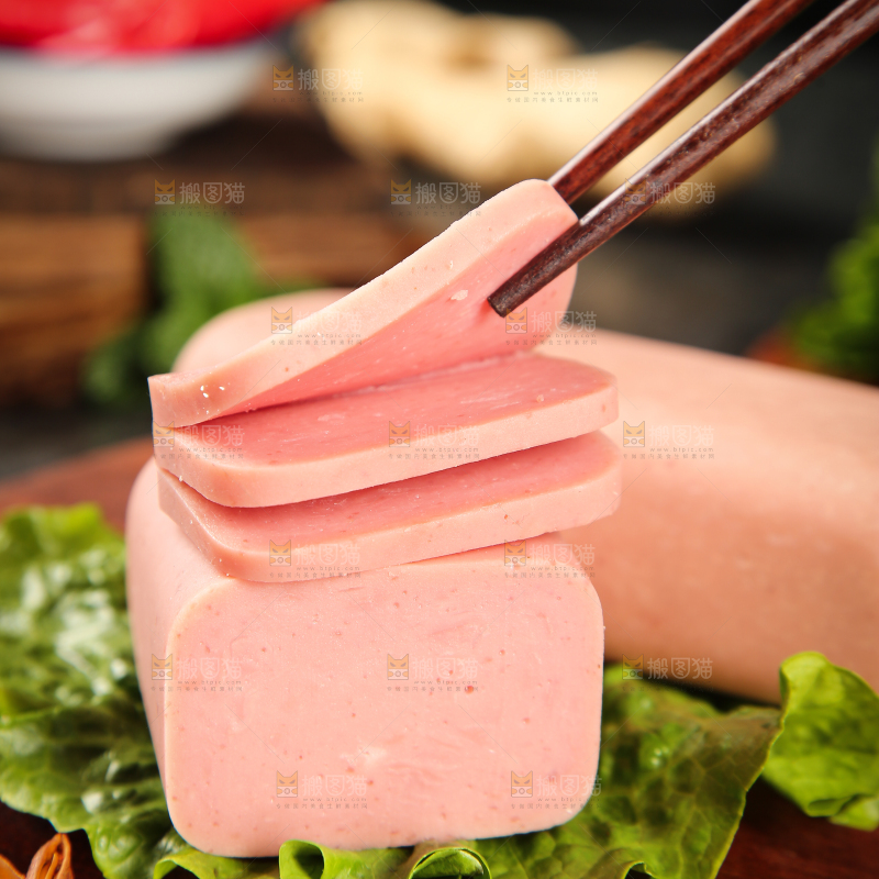 筷子上夹着午餐肉切片