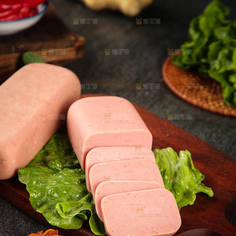 木板上放着午餐肉切片