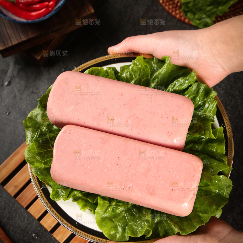 手里端着一盘午餐肉肠