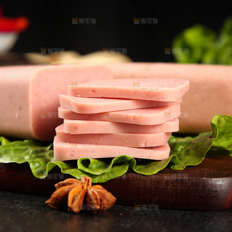 木板上放着午餐肉切片