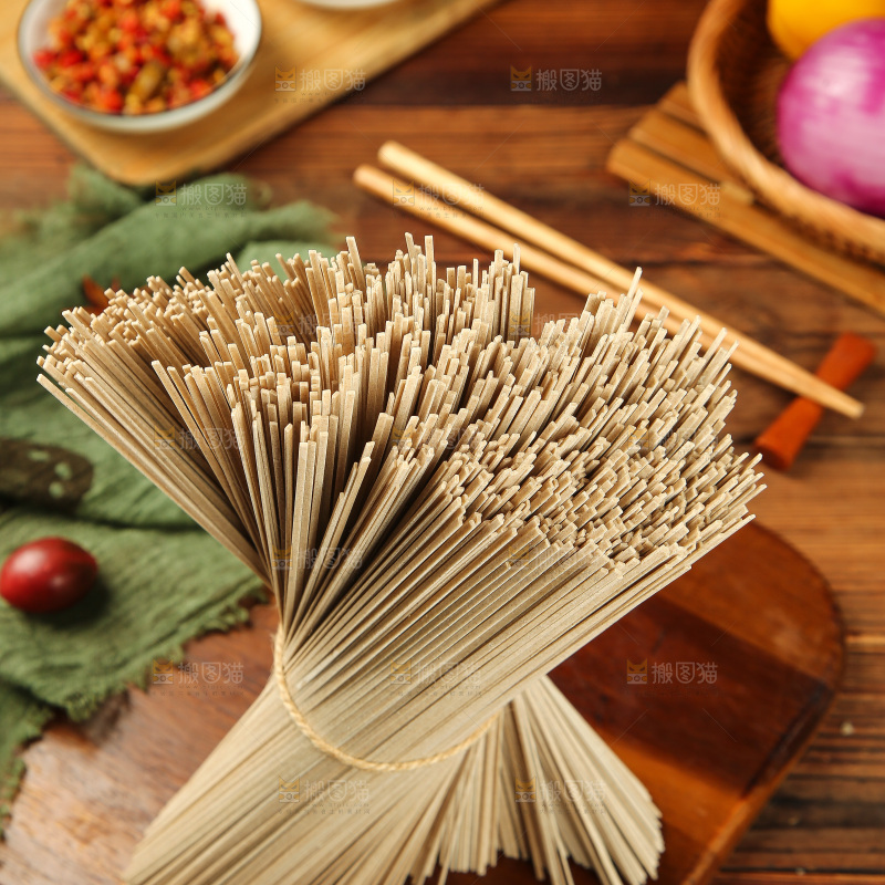 木板上的荞麦面条