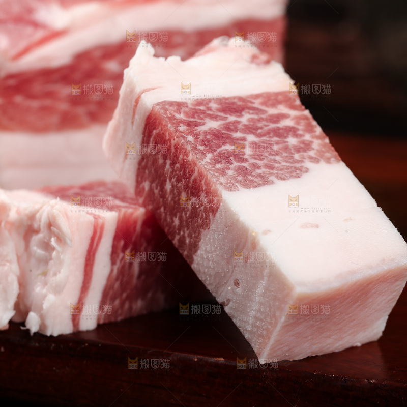 木板上放着切块的五花肉