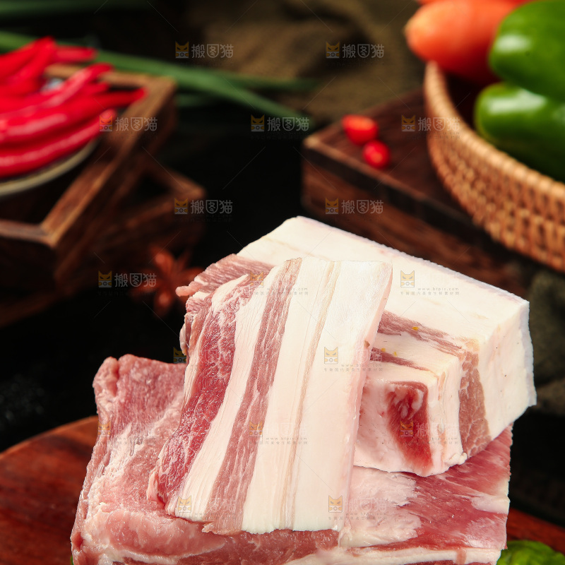木底上放着五花肉