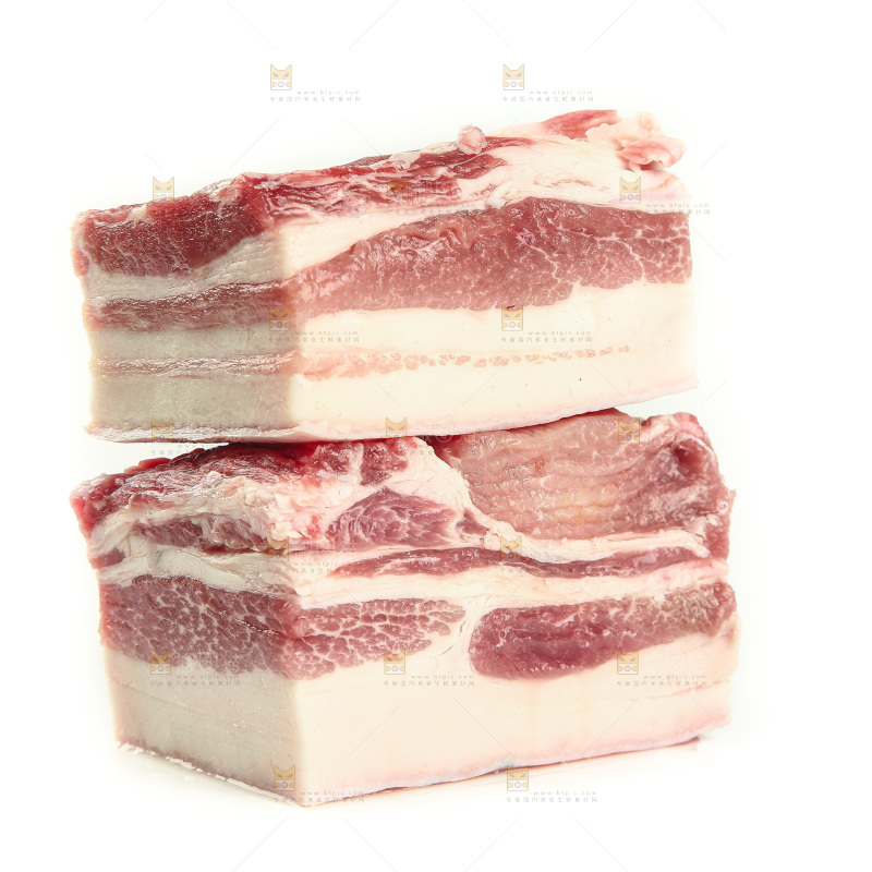 白底上放着五花肉