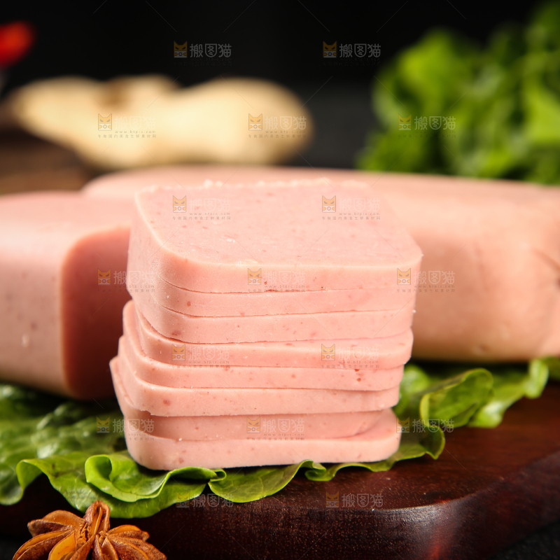 木板上放着午餐肉切片