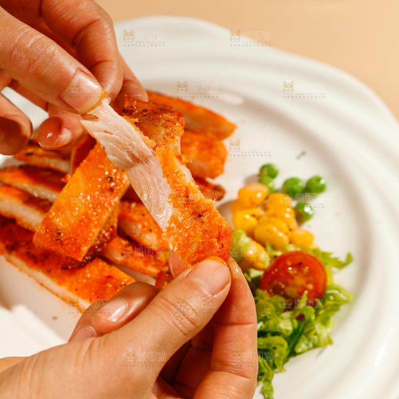 手里拿着鸡肉