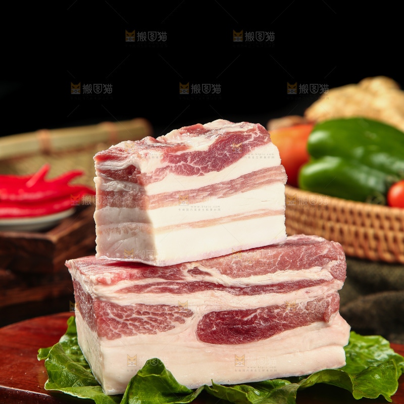 木板上放着带皮五花肉