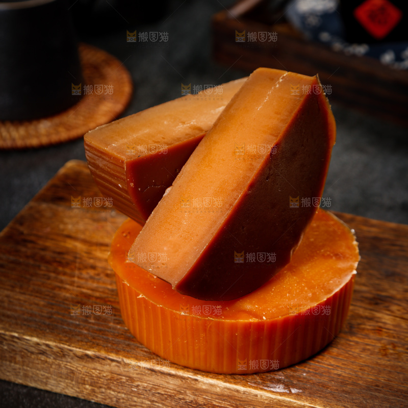 木板上放着切开的红糖年糕
