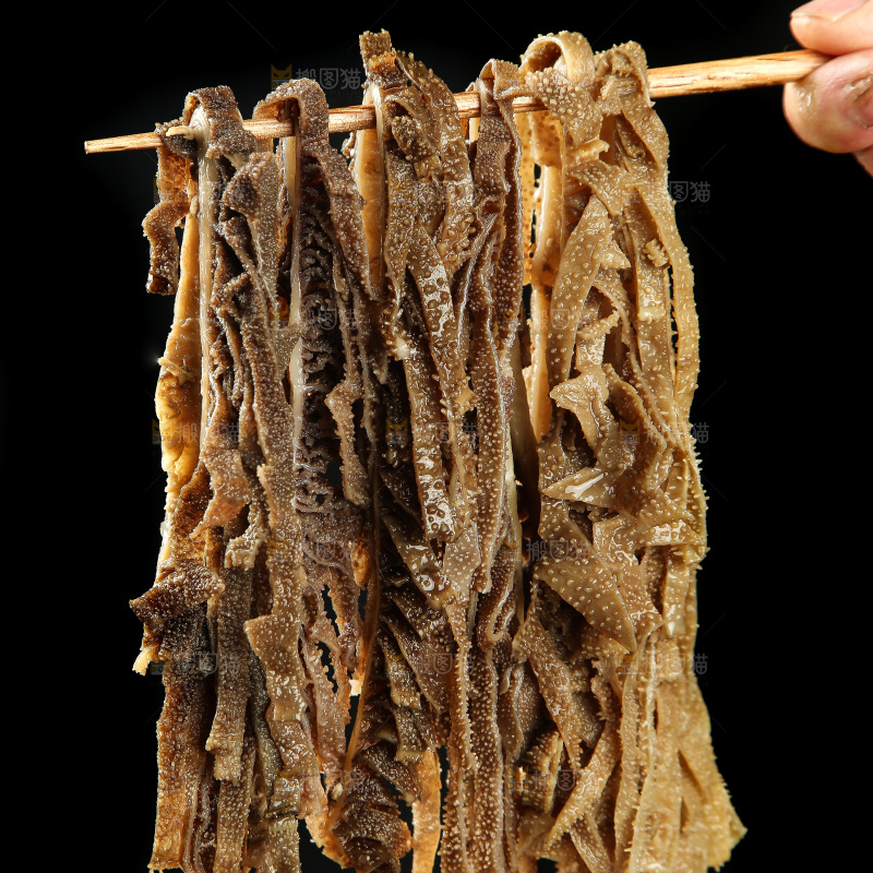 筷子上夹着黑千层肚