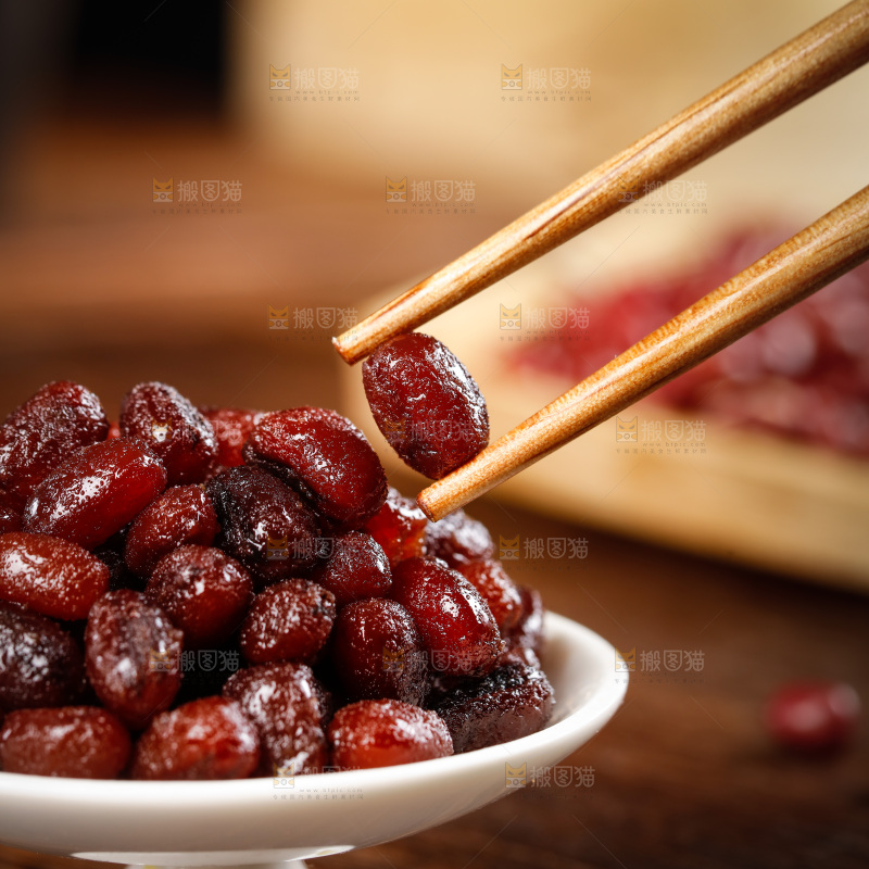 筷子上夹着糖蜜红豆