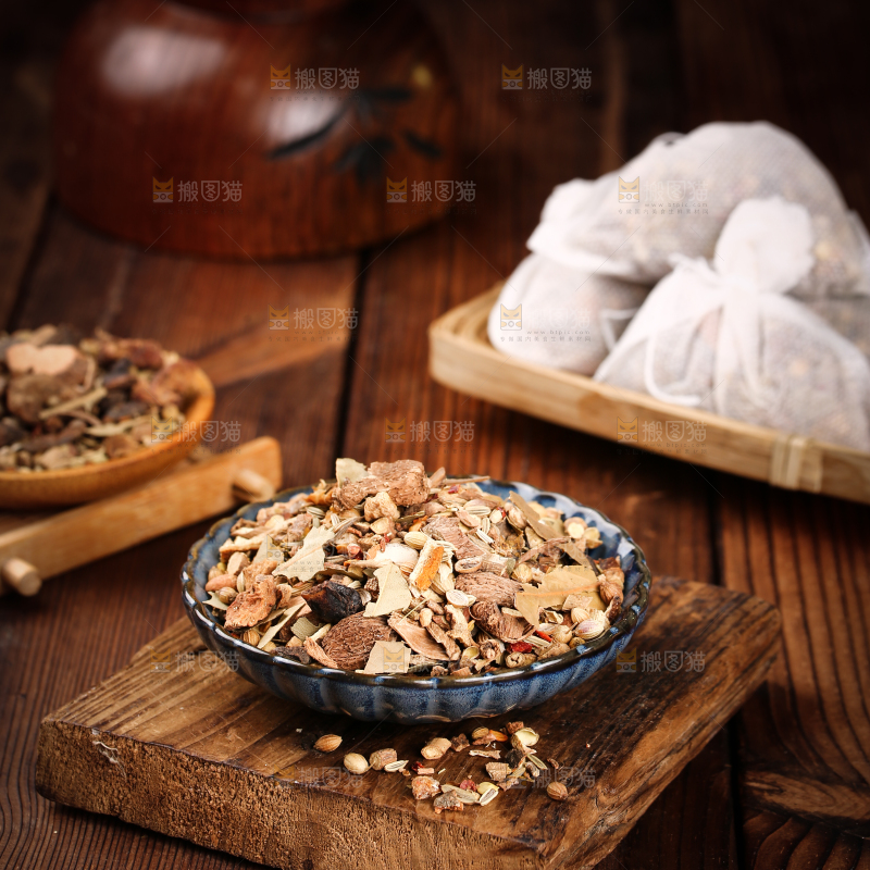 木板上放着一盘卤料