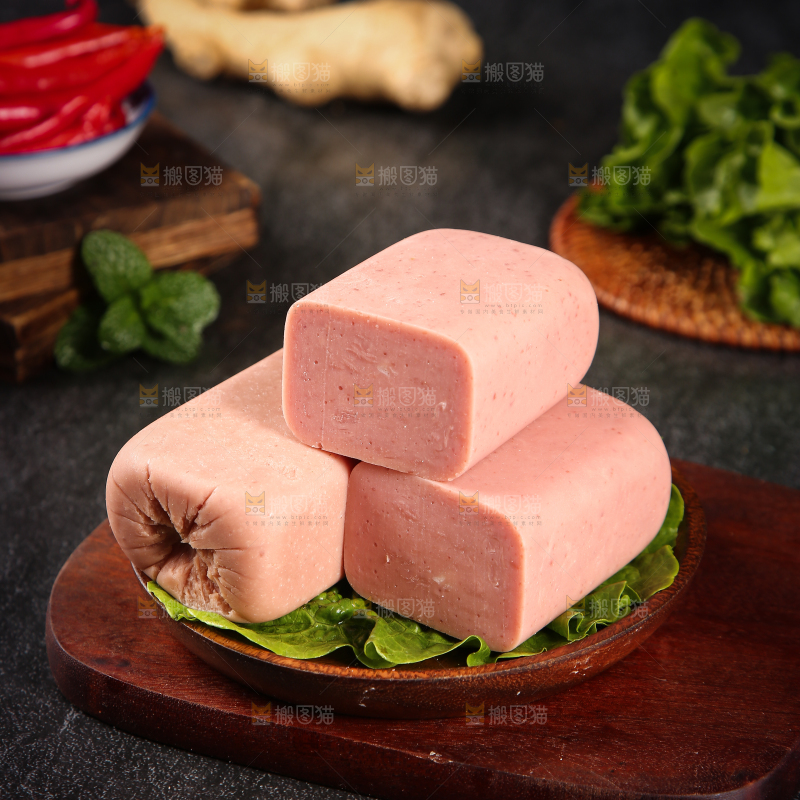木板上放着一盘午餐肉