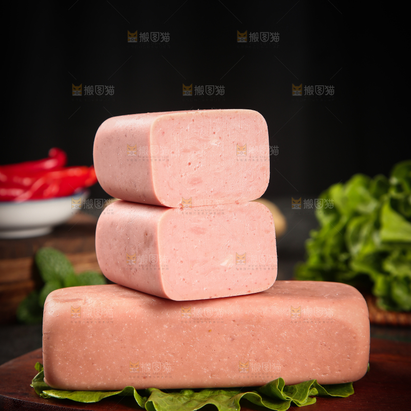 木板上放着火腿肠
