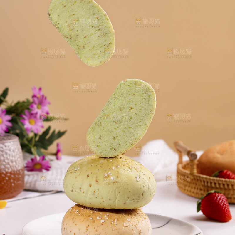 盘子里摆放着粗粮面包