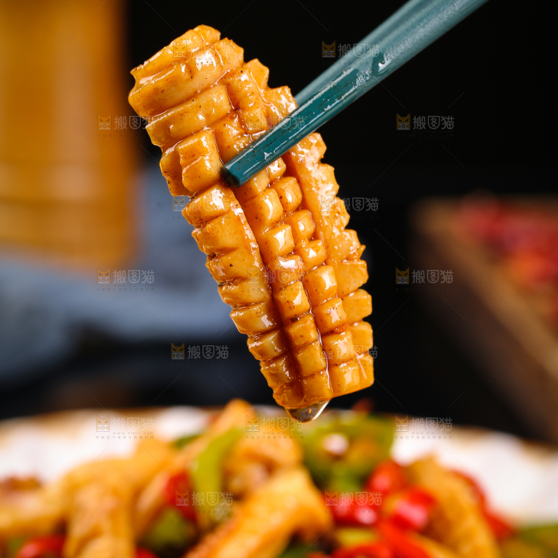 筷子上夹着的香辣鱿鱼