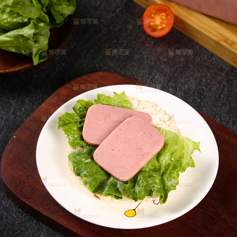 盘子里的火腿肠