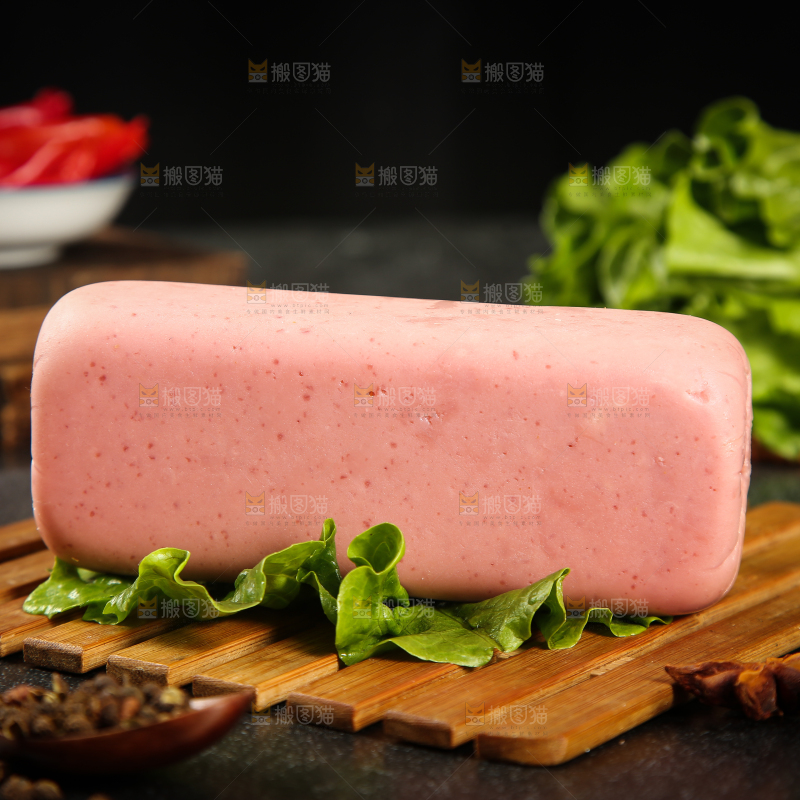 木板上放着火腿肠