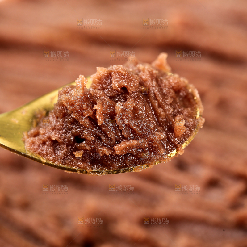 勺子上舀着红豆沙