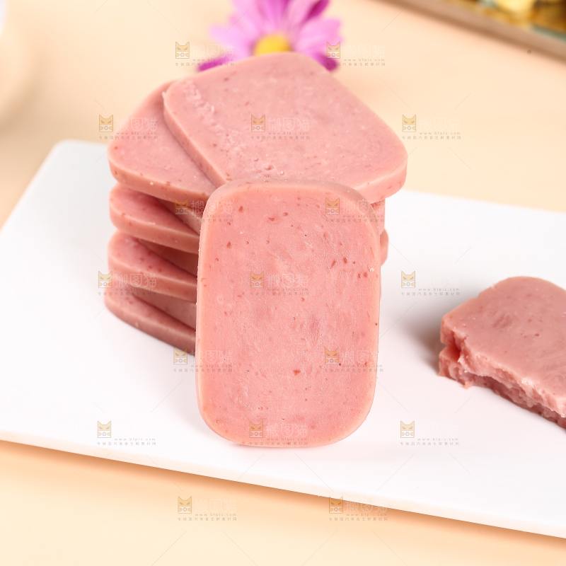 盘子里切片的午餐肉肠