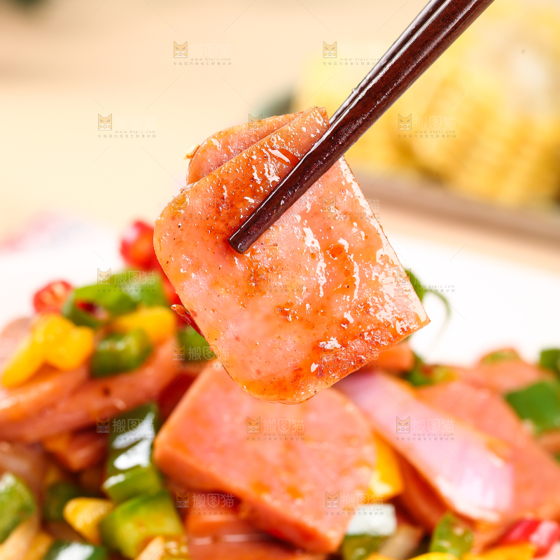 筷子上夹着午餐肉
