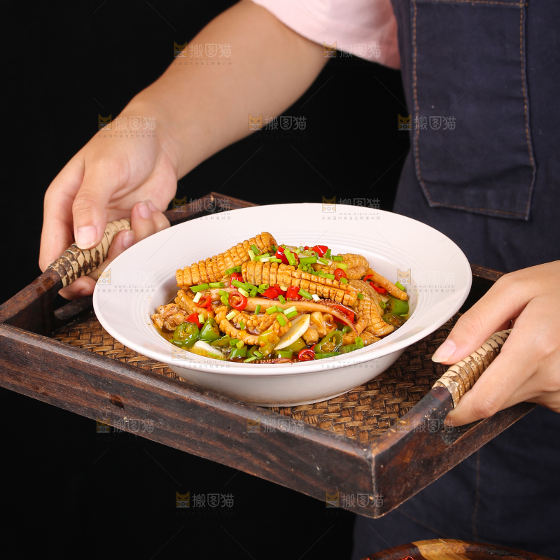 手上端着一盘辣椒炒鱿鱼