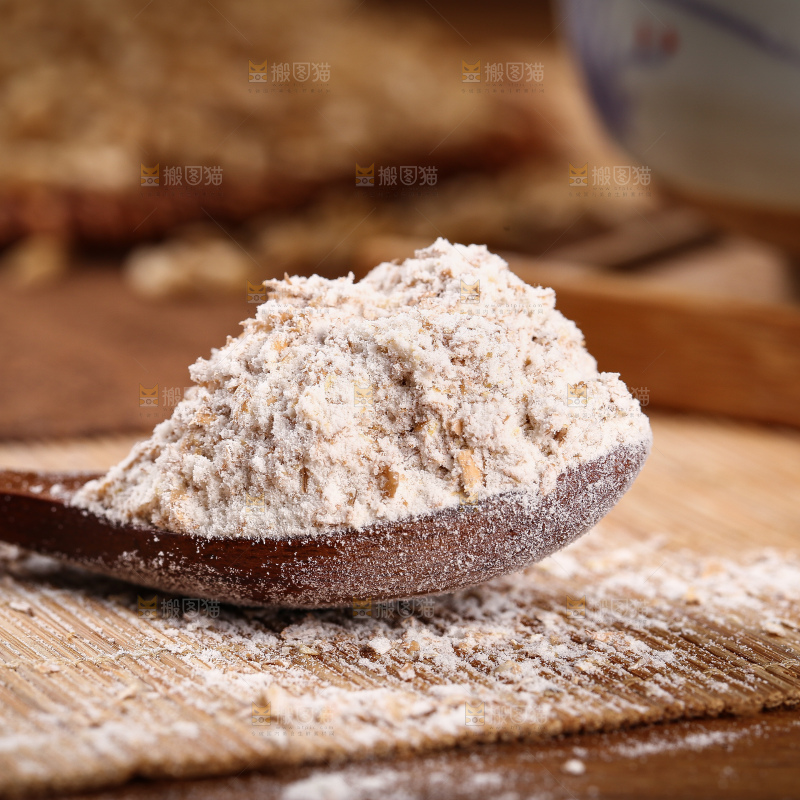 勺子上舀着黑全麦粉