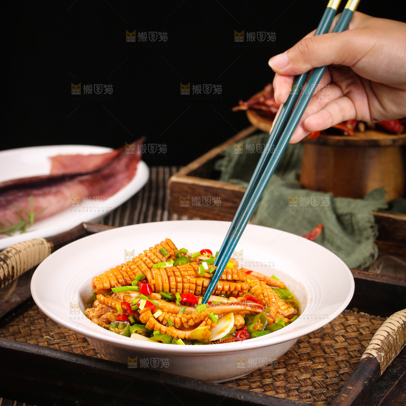 筷子上夹着的香辣鱿鱼
