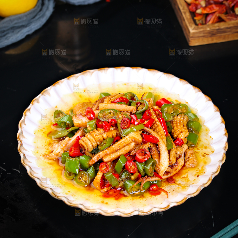 黑底上放着一盘青椒炒鱿鱼