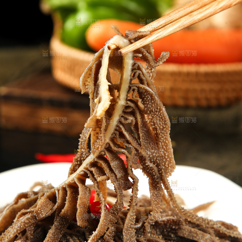筷子上夹着牛百叶