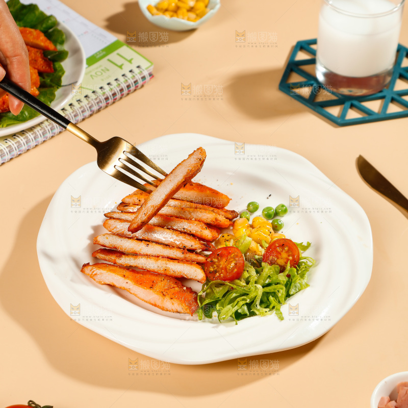 叉子上插着鸡排肉