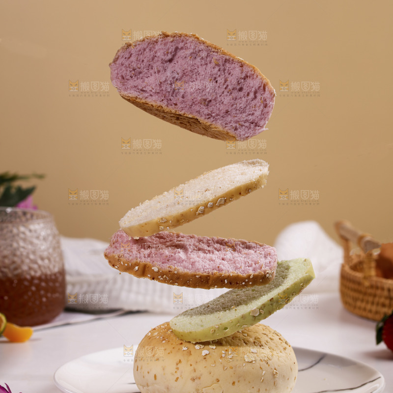 盘子里摆放着粗粮面包