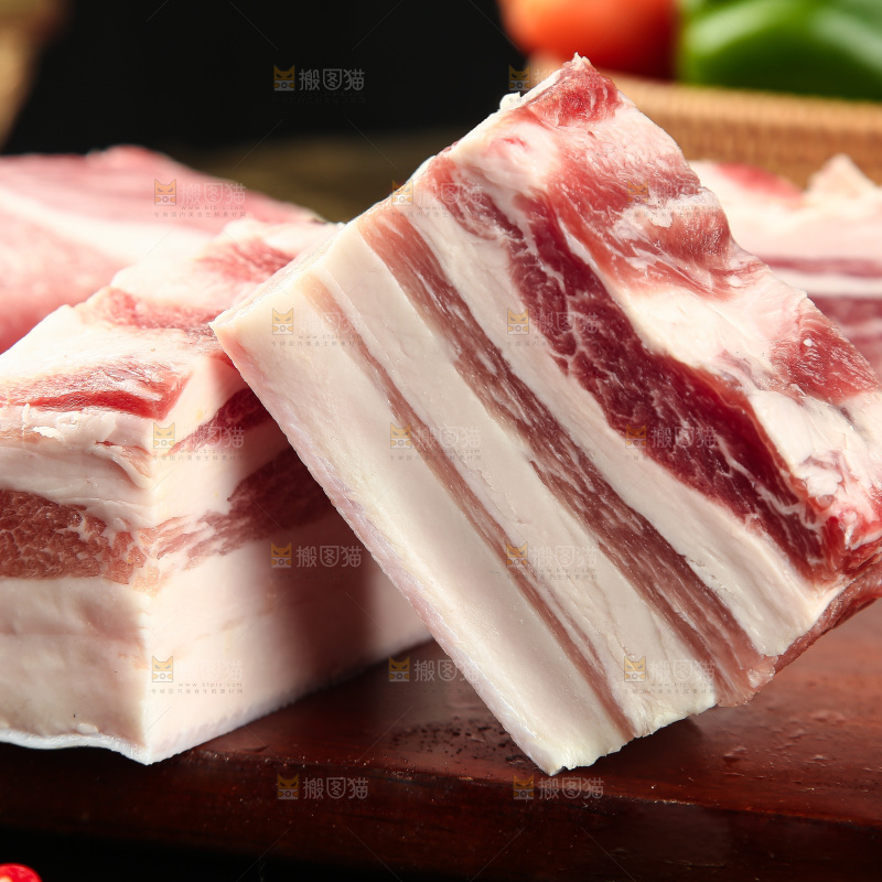 木板上放着五花咸肉