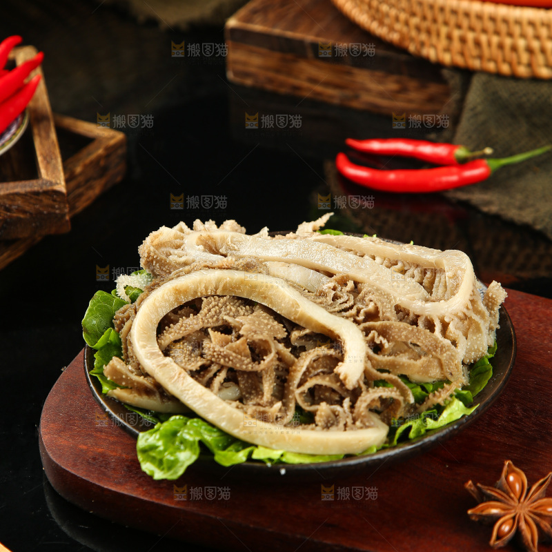 木板上放着一盘火锅牛百叶
