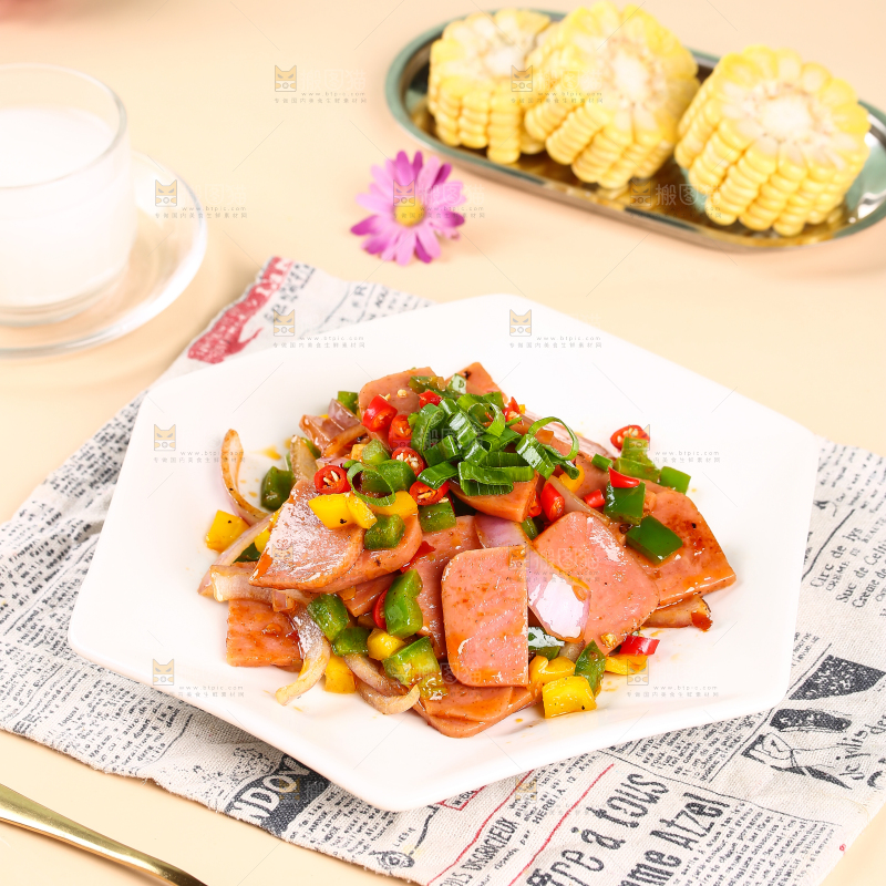 一盘辣椒炒午餐肉