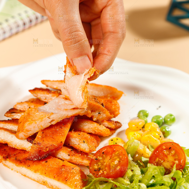 手里拿着鸡肉