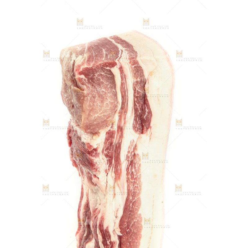 白底上放着五花肉