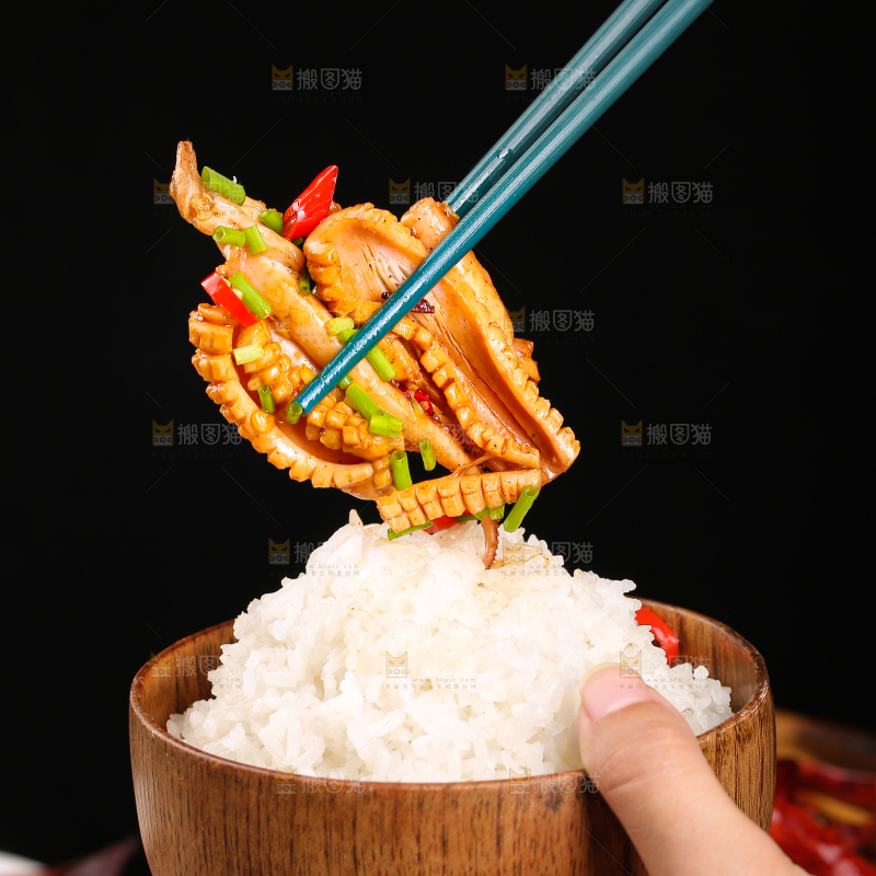 筷子上夹着的香辣鱿鱼