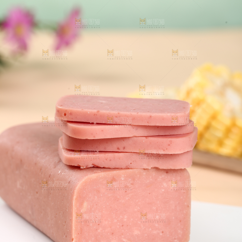 盘子里的午餐肉