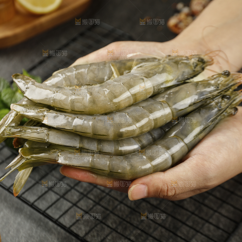 手上捧着大虾