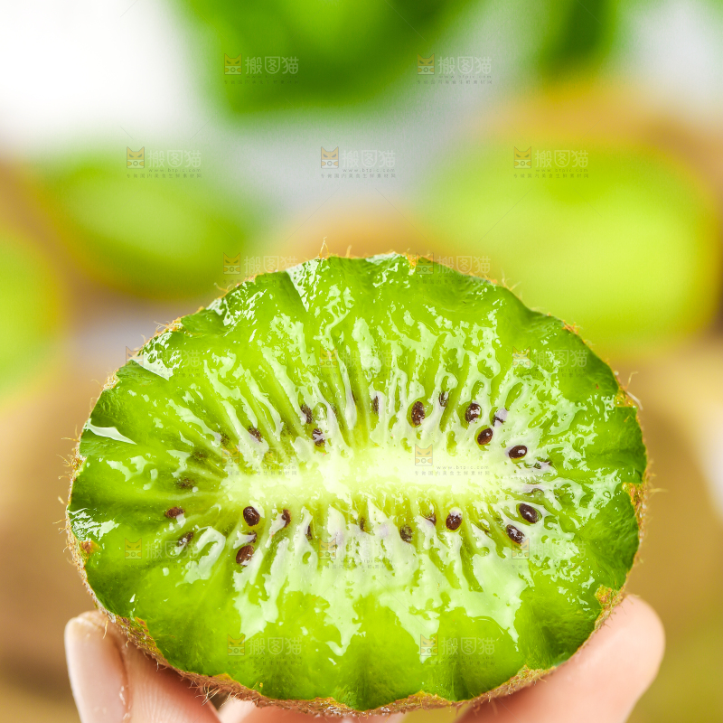 白底上放着新鲜奇异