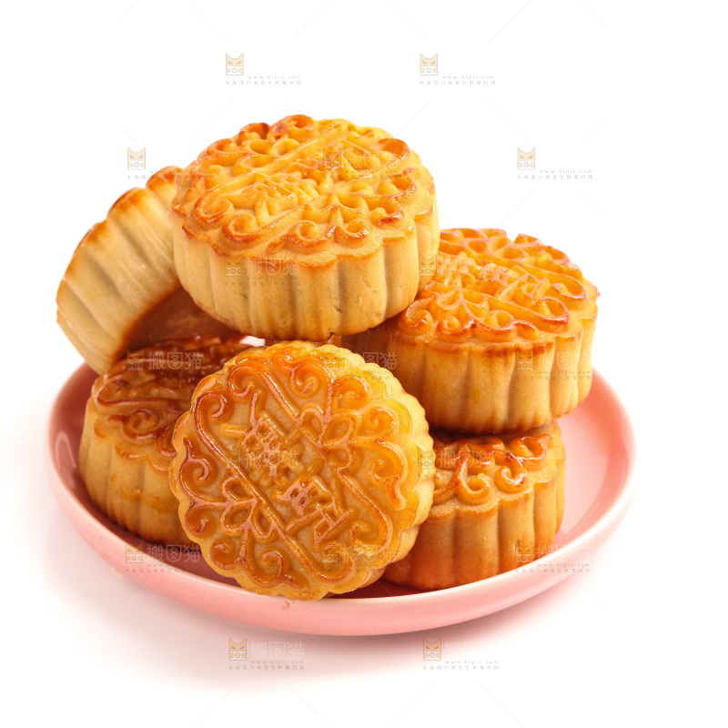 白底上盘子里的蛋黄月饼