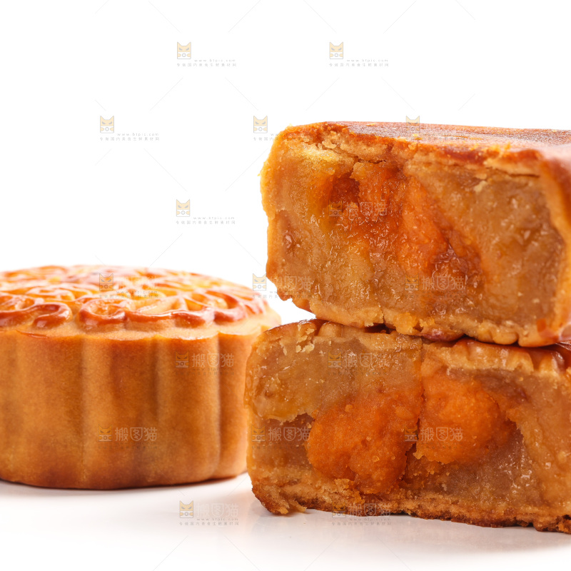 白底上切开的蛋黄月饼
